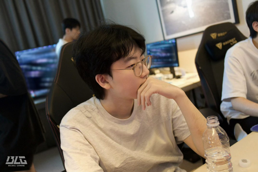 BLG官方更新MSI训练返图辛苦了🙇🏻♀️明天加油🍀（这件衣服我称之为燕麦