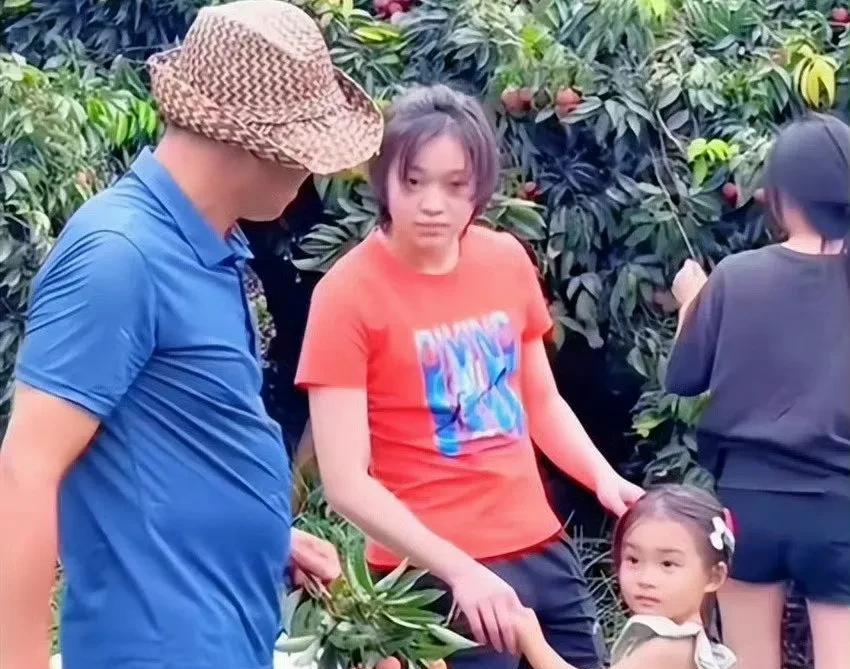 从全红婵回老家的情况来看，红婵的精神状态好像并没有松弛下来了，脸色有些凝重。从