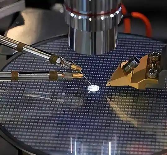 日本现在是蠢蠢欲动，他们想要用光刻胶卡我们的脖子，却没料想到给韩国来了个神助攻。