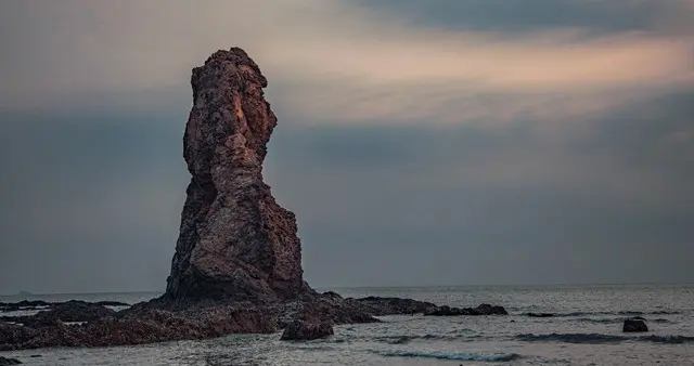 海与爱的传说: 崂山石老人望女的感人故事