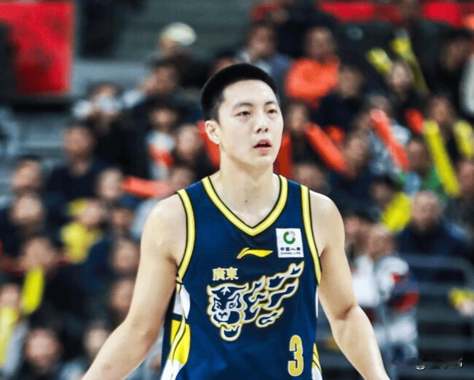 胡明轩现在是真的不行！快攻三打一，他不传球，然后上篮不进！得到罚球，然后