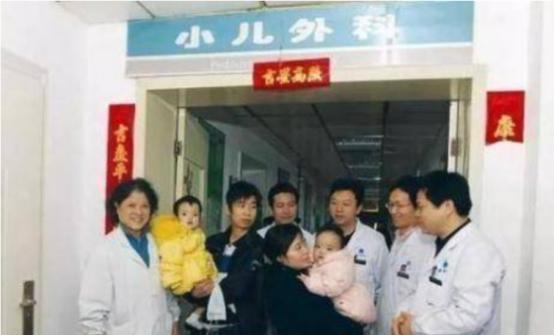 2009年，湖北产妇为生双胞胎剖腹产，谁承想医生打开产妇肚子后却看到惊人的一幕，