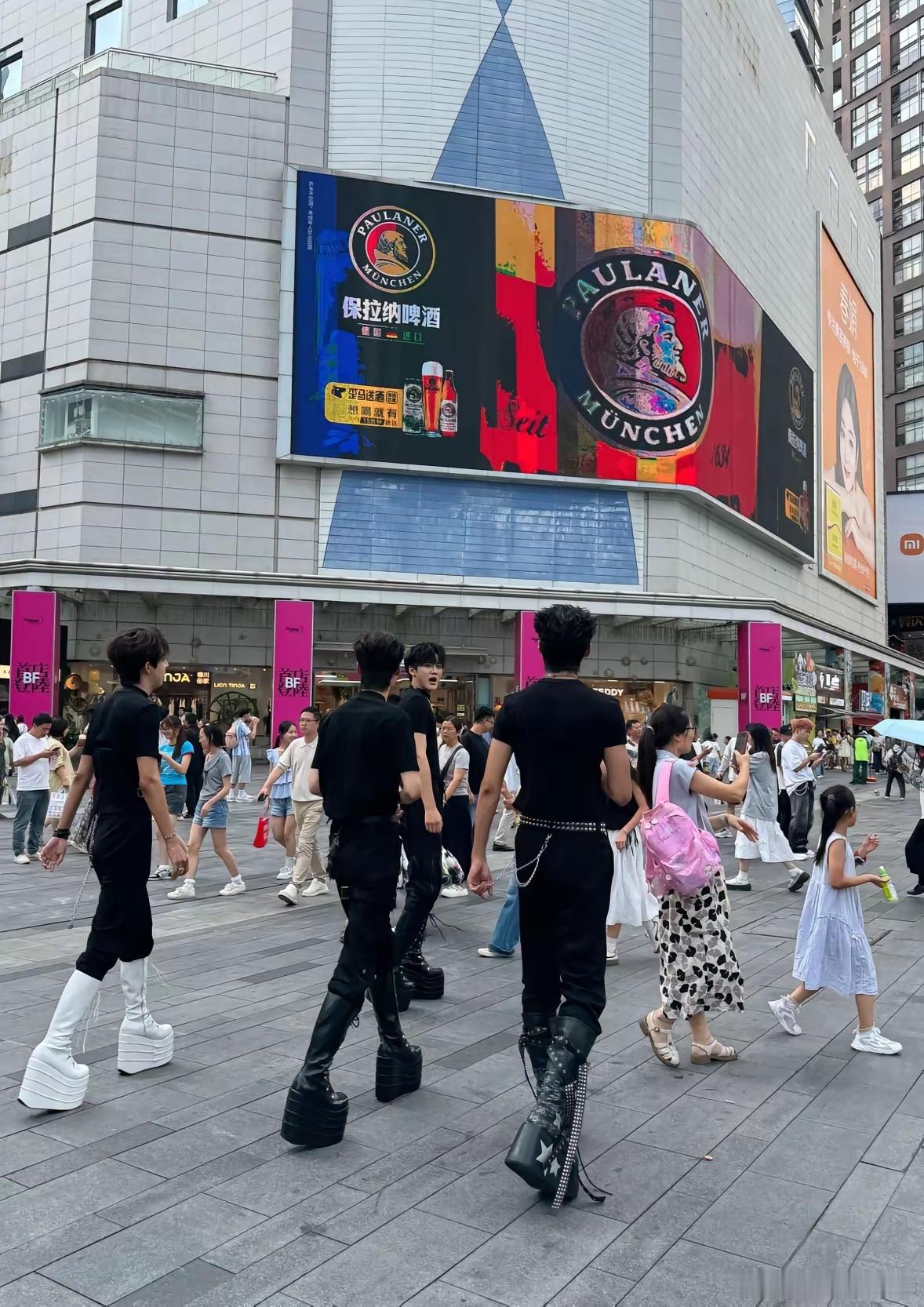 这些人是网红吗，怎么穿这么高的鞋，故意的吧