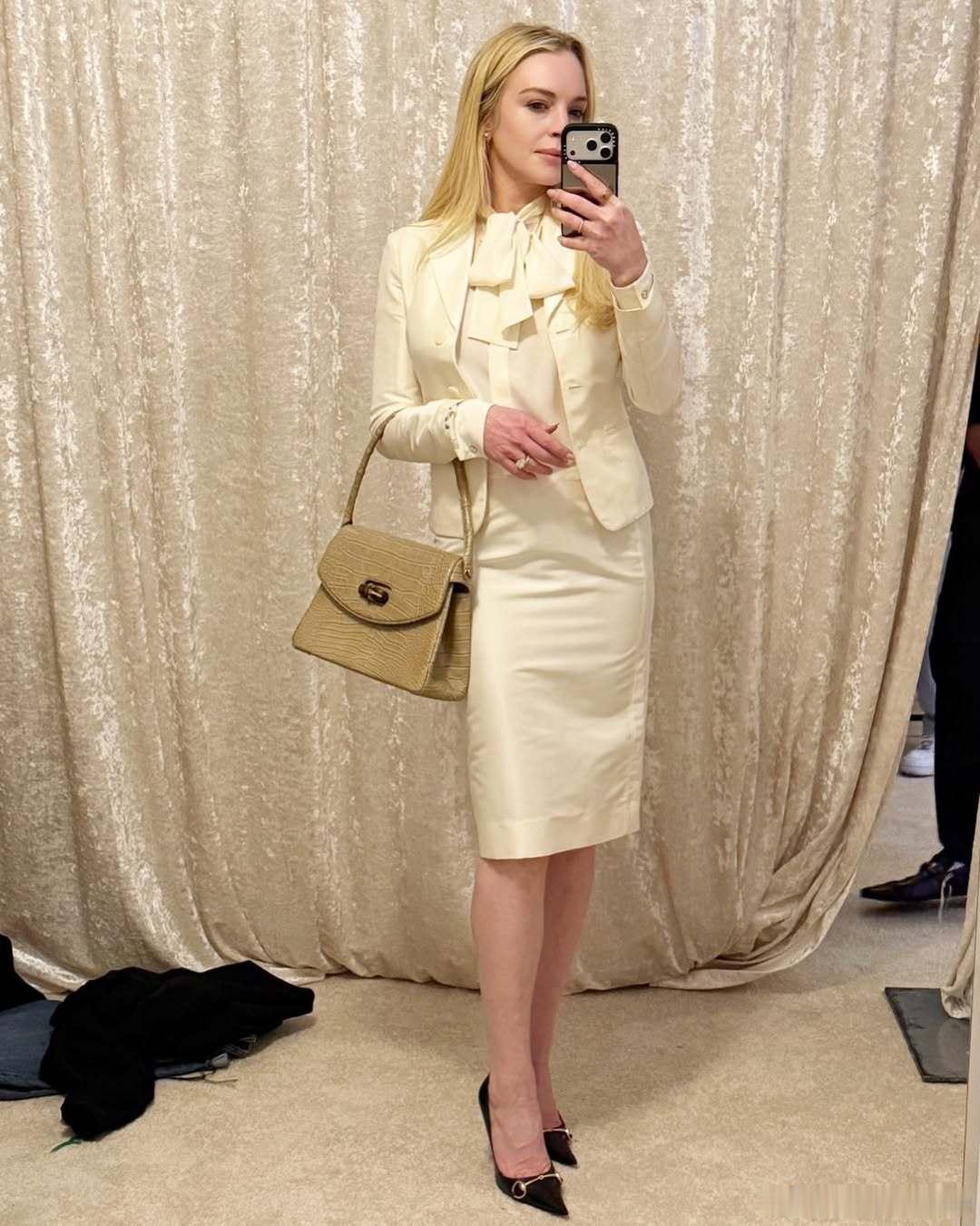 LindsayLohan林赛罗韩前几天出席Gucci大秀的战袍试装，最后选定了