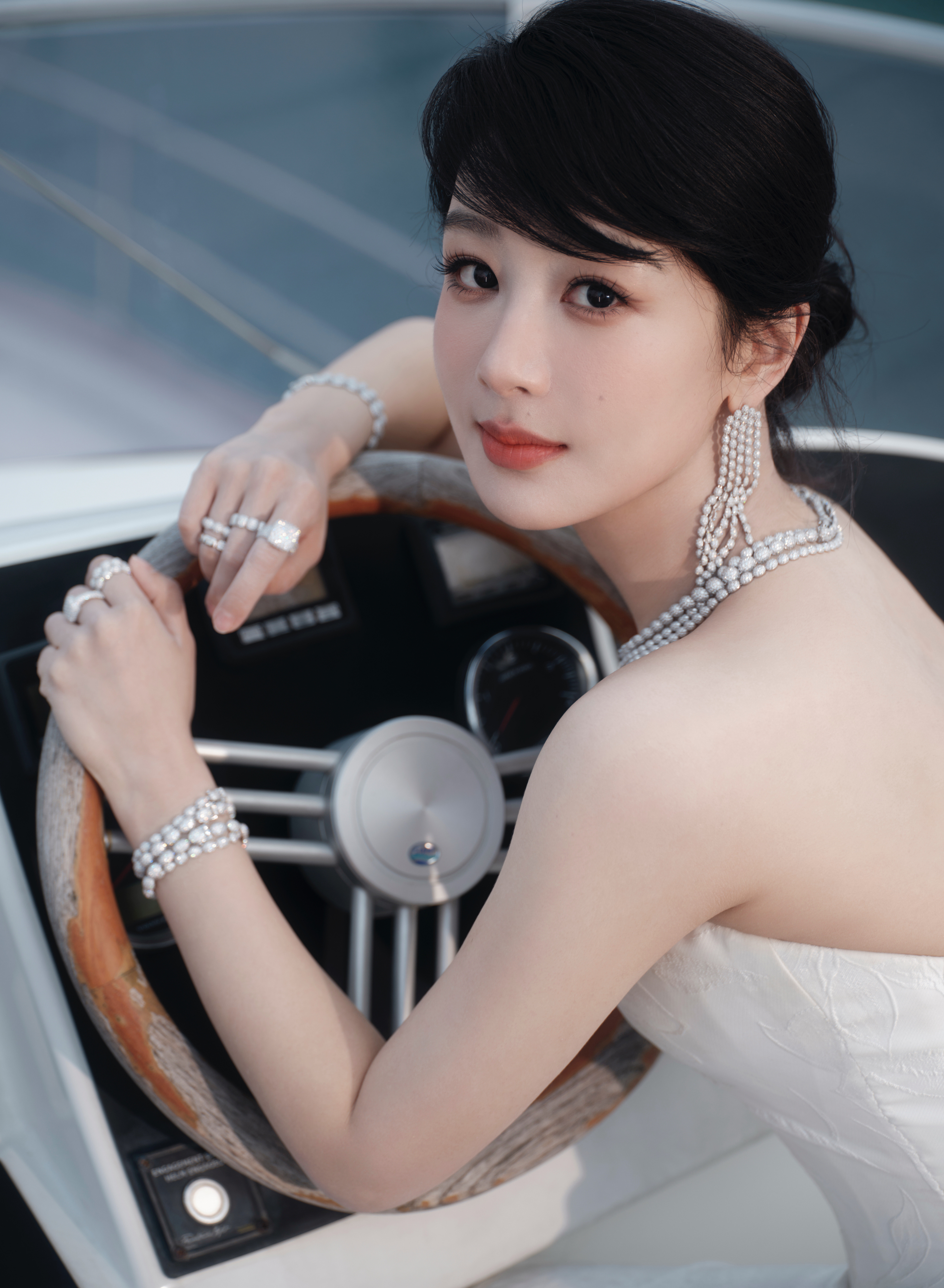 杨紫｜APMMonaco ❄️来自杨紫活动新造型～当海口夜色邂逅