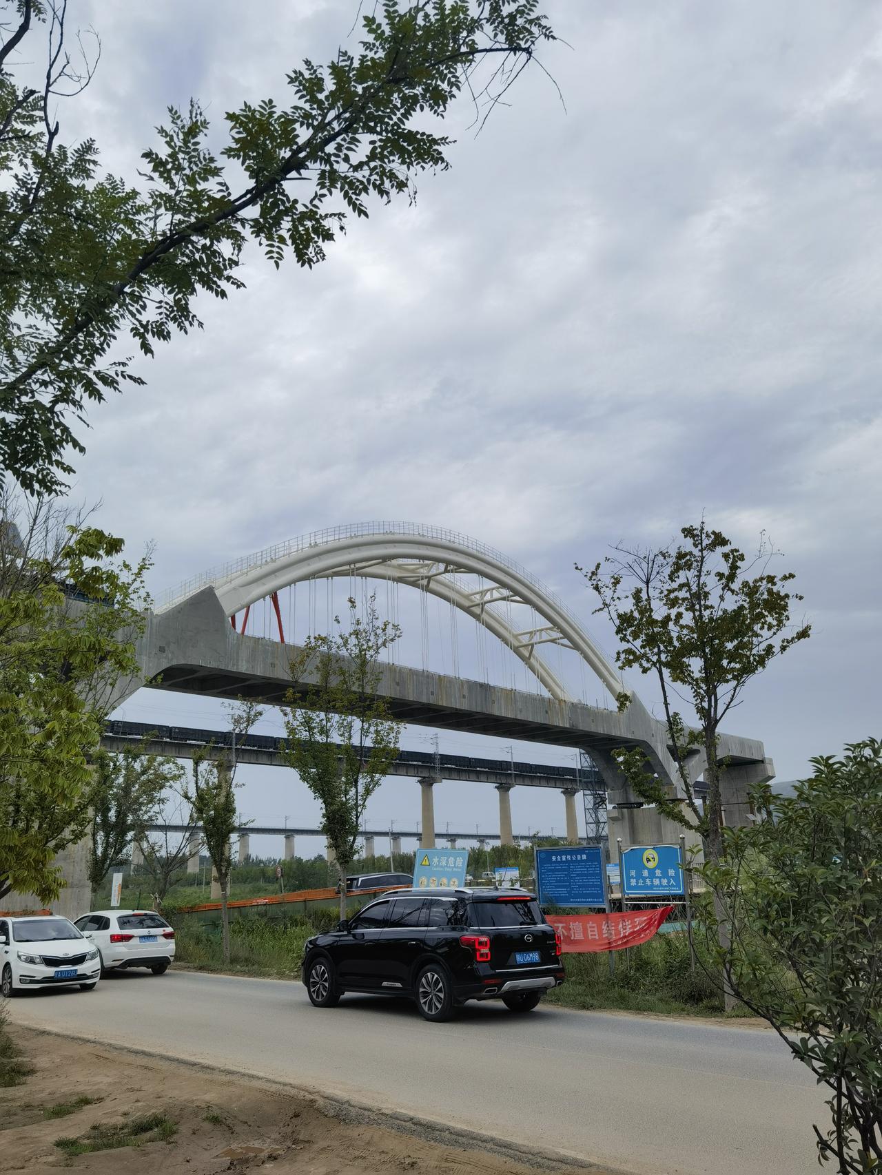 快看！正在建设中的引汉济渭跨越浐河渡槽工程，将让西安东部更多市民喝上汉江水，破解