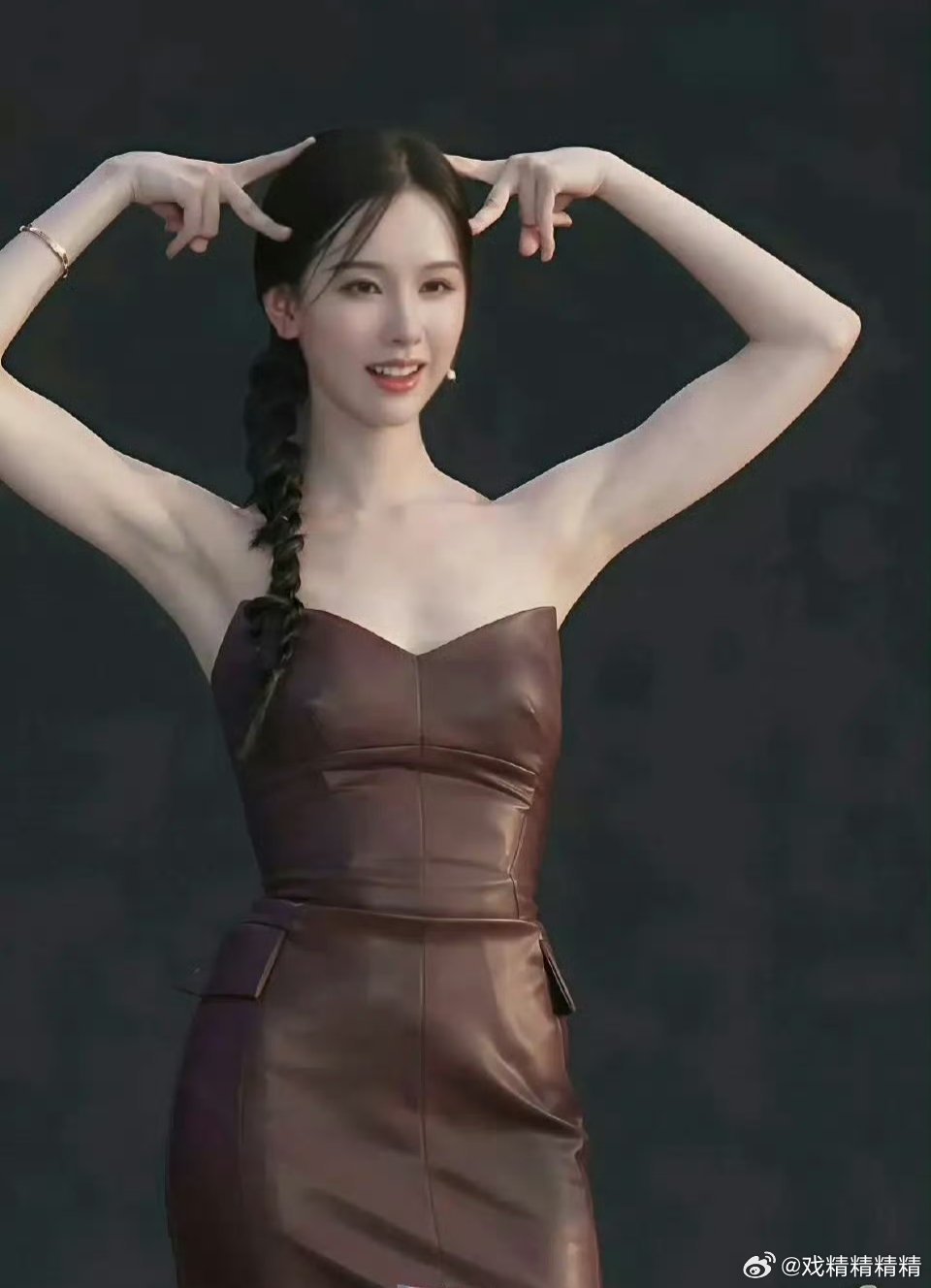 陈都灵皮裙好热但好美女明星腋下管理的好好​​​