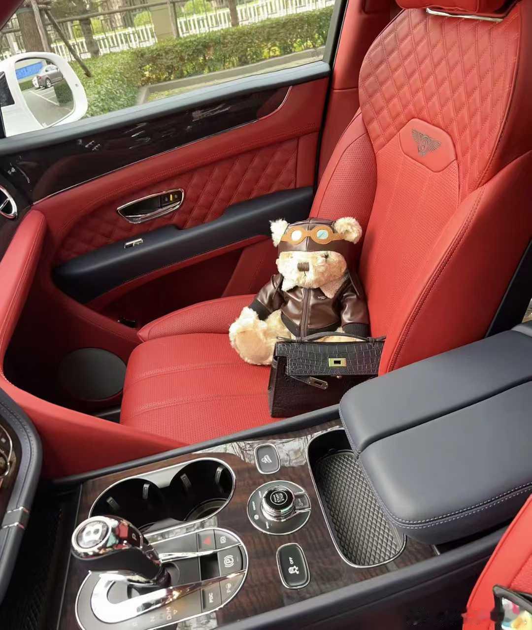 宾利添越（五座版）白车 蓝红双拼内饰