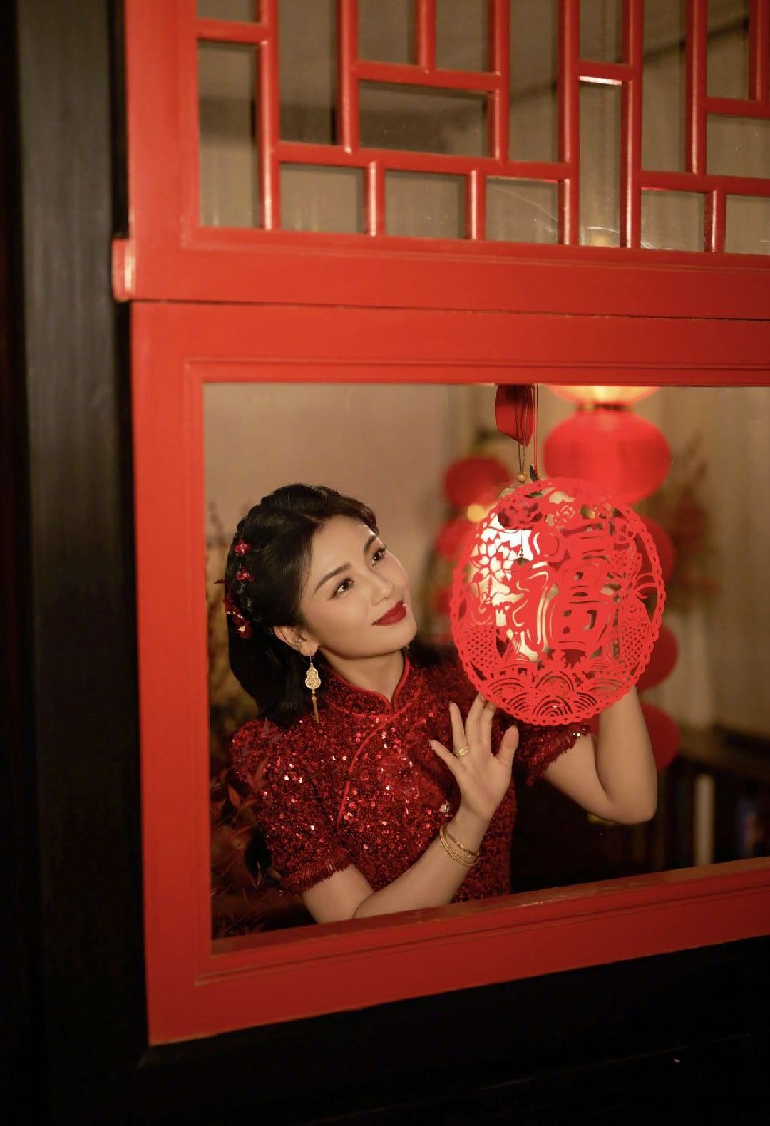 新春茶话会聊起春晚造型，刘涛的旗袍必须拥有姓名。MESSENTIAL特