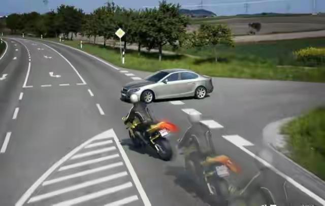 ABS是什么：制动防抱死系统。它通过音轮和传感器监测车轮转速，当检测到车轮即将抱