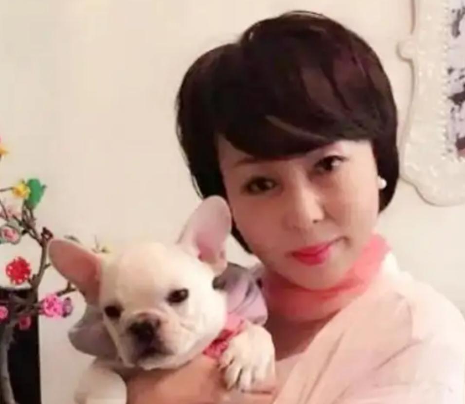 2005年，41岁女企业家李巧林爱上22岁男下属苏建军，所有人都觉得这段感情撑不