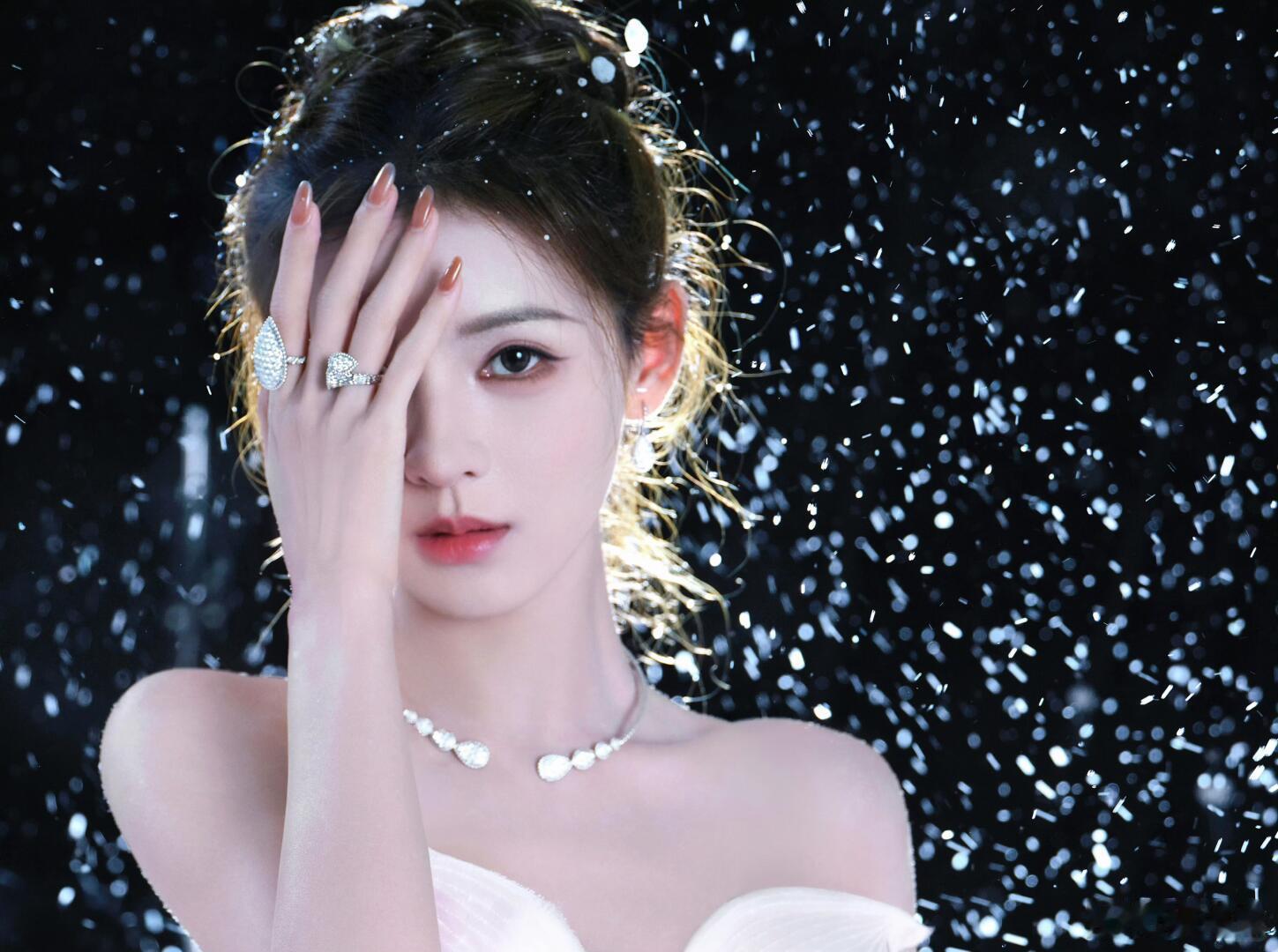 张予曦怼脸神级镜头家人们谁懂啊！张予曦这怼脸神级镜头简直绝了！每一帧都美到犯规