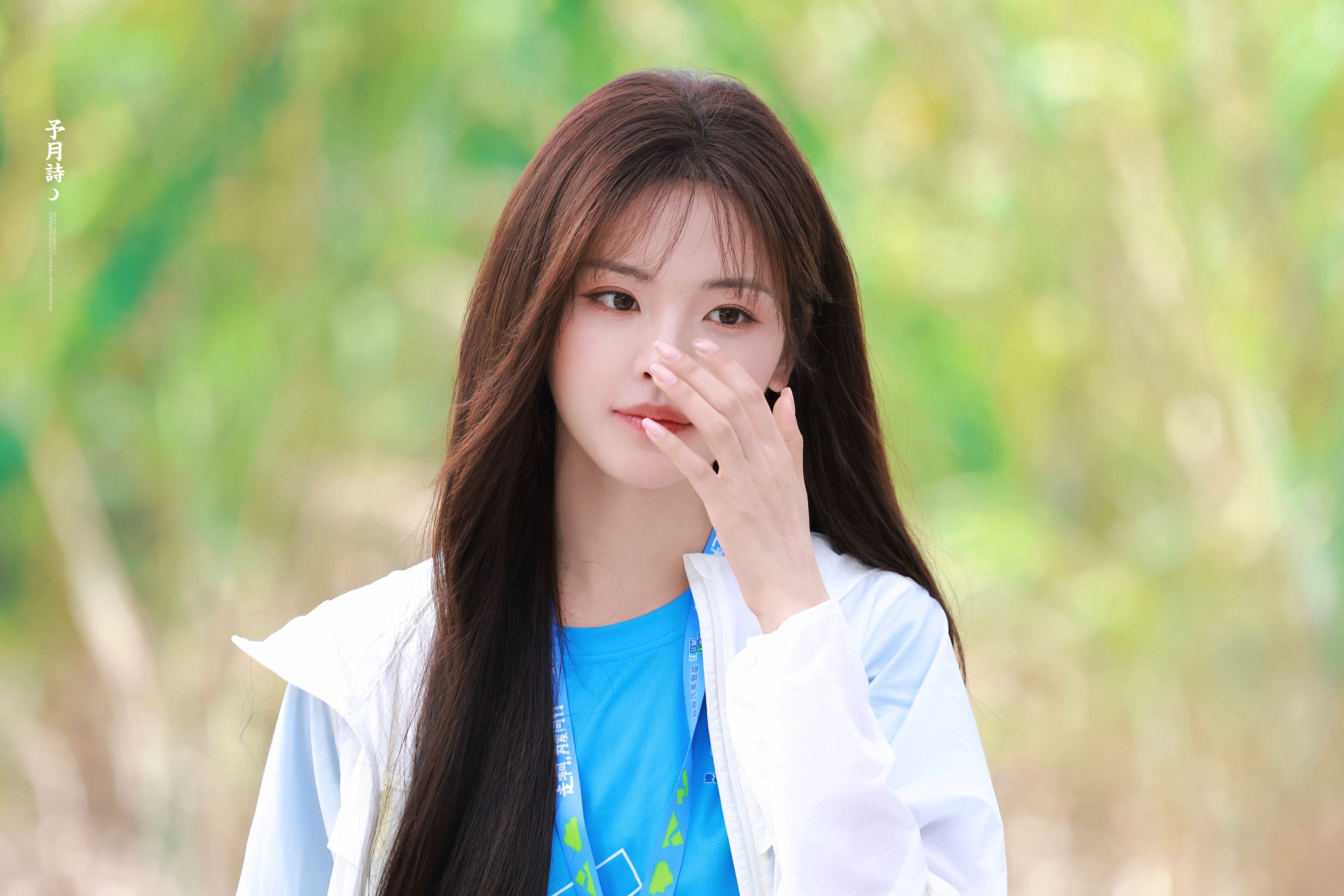 杨超越阳光落在发梢，满眼清新明媚，少女的干净灵动，就是这个夏天最治愈的限定温柔