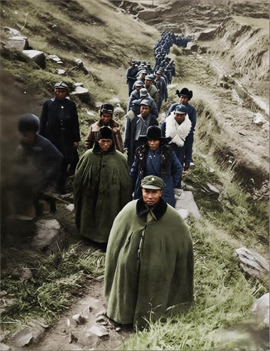 1938年，山西长治崎岖土路上，川军47军军长李家钰裹着厚重的披风，走在队伍最前