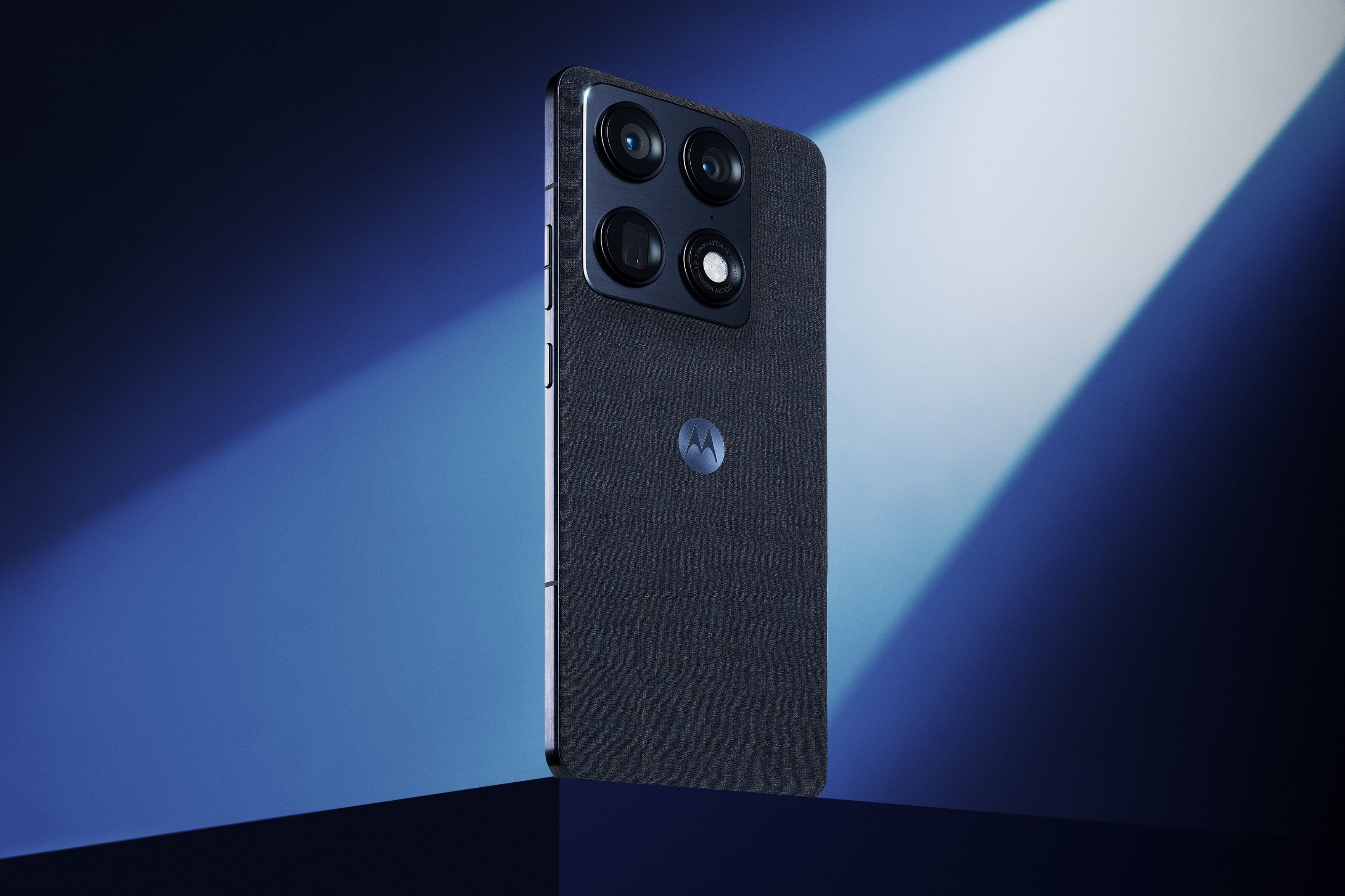 摩托罗拉这款新机的质感直接拉满！织物纹理背板带来独特的触感与视觉层次，雅黑沉稳大