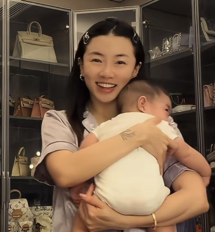 程晓玥家“小伙子”快5个月了，保姆抱出来那一刻，弹幕全在刷“这不就是姐姐的复制粘