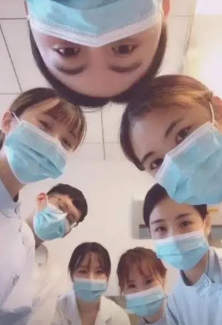 被这样一群护士围着是什么感觉[哭笑不得]