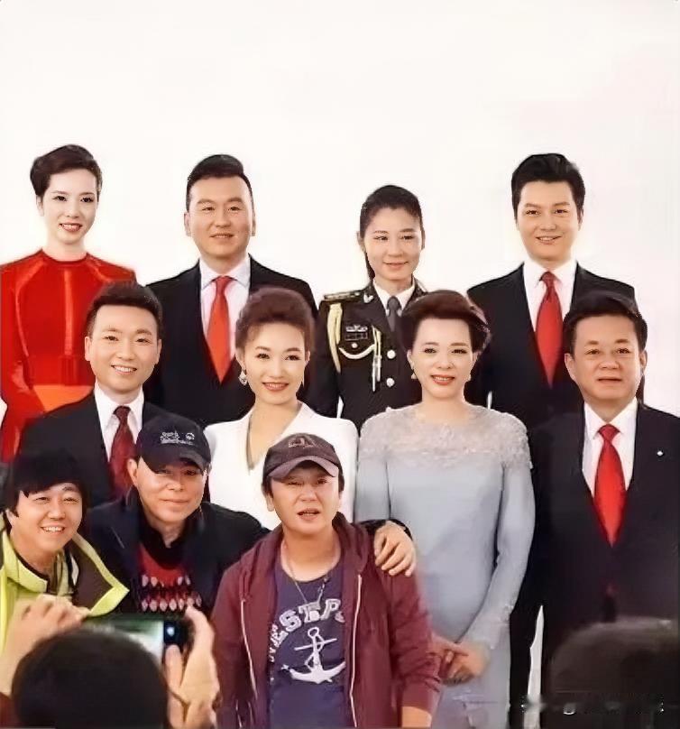 不瞒大家说，康辉和董卿之间的女主持人没有认出来，其他主持人都认出来了。