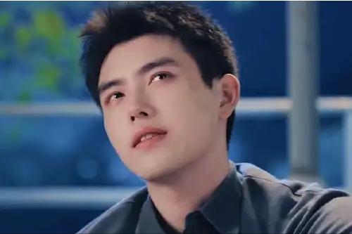 以前是看琼瑶剧女主哭得梨花带雨，现在是看英俊小生哭得心里作痛。张凌赫在《逐玉》