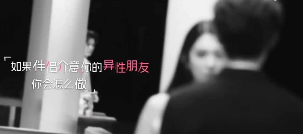 嘴上吵得越凶的人，动起手来往往越真。恋综预告片把陈鹤文剪得像个输家，告白夜前准备了告别信，大家都等着