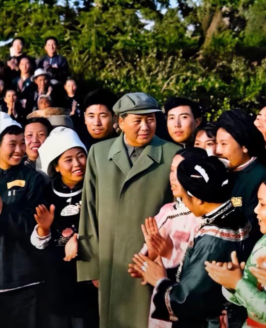 《诋毁伟人者，必为小人也、人民之敌、历史罪人》历史长河奔腾不息，民族精神薪火