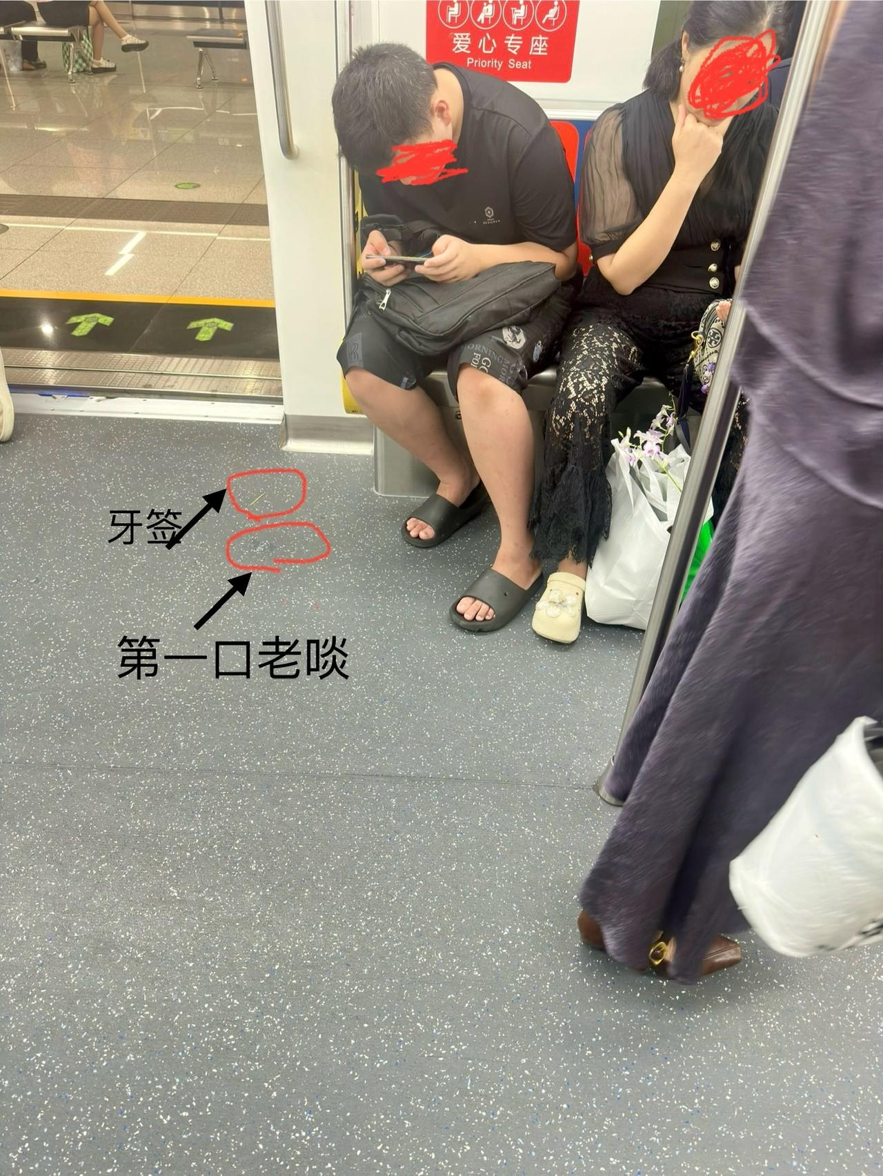 深圳地铁上，一年轻小伙全程手机外放、当众随地咳痰，旁边的人受不了他，不坐他旁边，