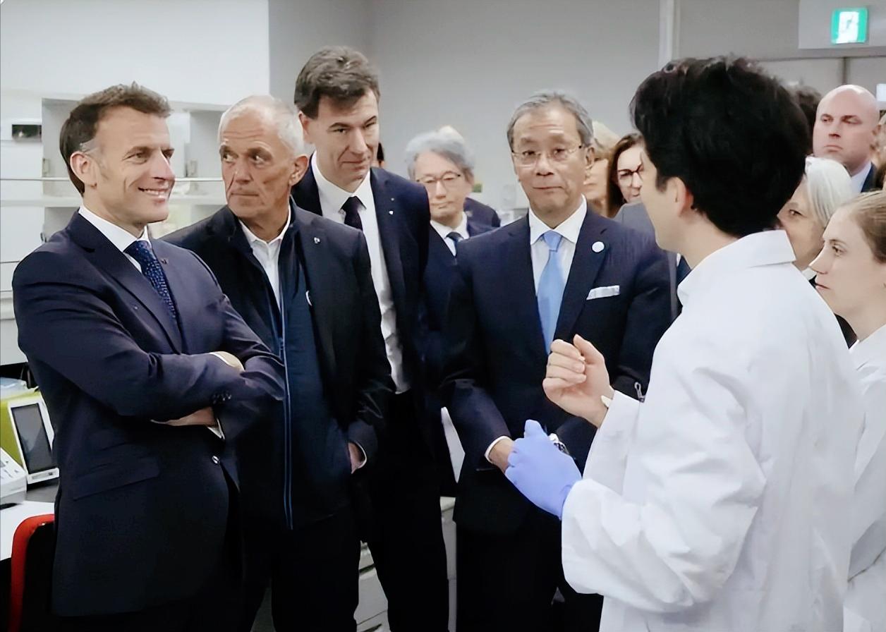 马克龙最近带200多家企业跑日本，本想拉个“新圈子”，结果现实很打脸，日本压根就