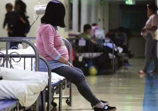 28岁孕妇二胎顺利生下男宝, 看到孩子姥姥一屁股坐地上!