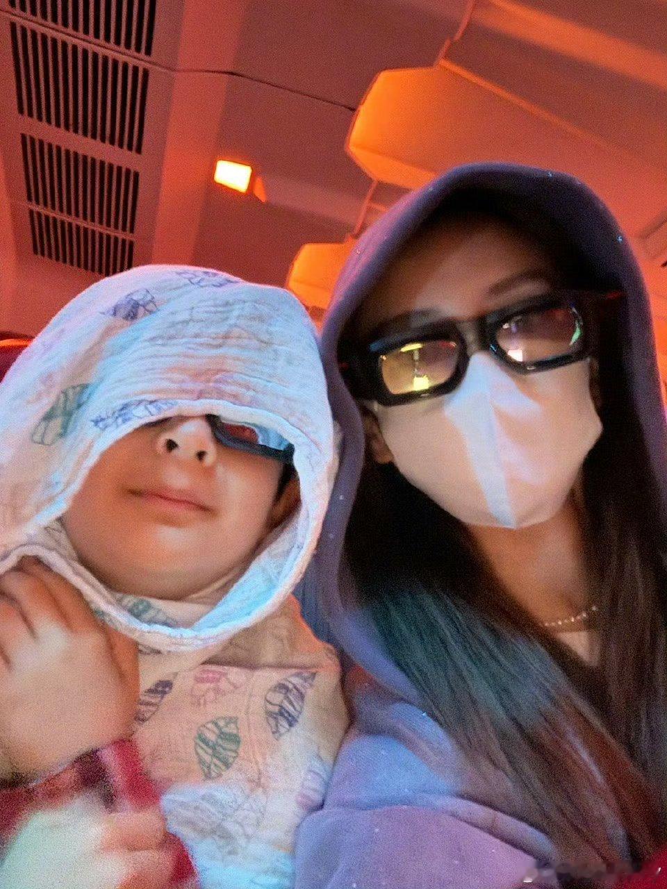 angelababy久违的营业图，玩得开心​​​