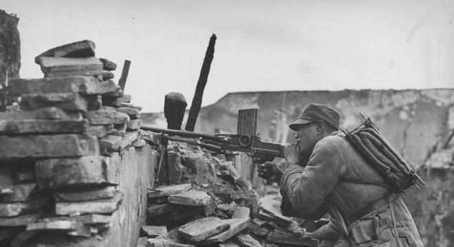 1948年10月30日，蒋介石派了最后一架飞机到了沈阳，让只接卫立煌一人到葫芦岛