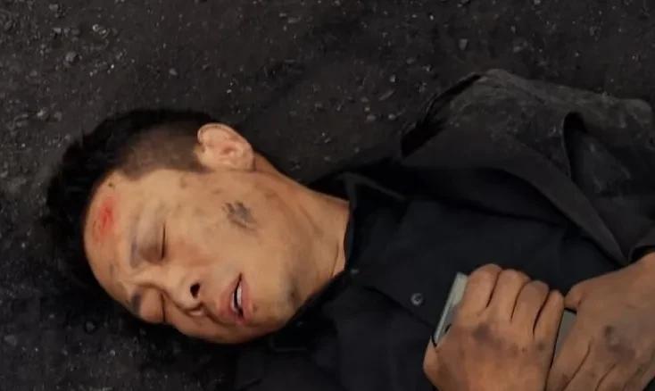 《以法之名》洪亮被熊磊追杀，的确是先给郑雅萍打的电话。让派人去洪家村保护他父母