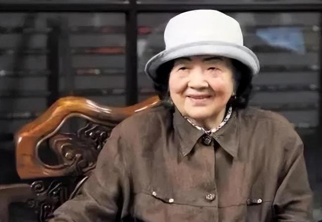 2017年，96岁的北大教授夫人，绝食断水4天结束生命！死前最后一刻，她拼尽全力