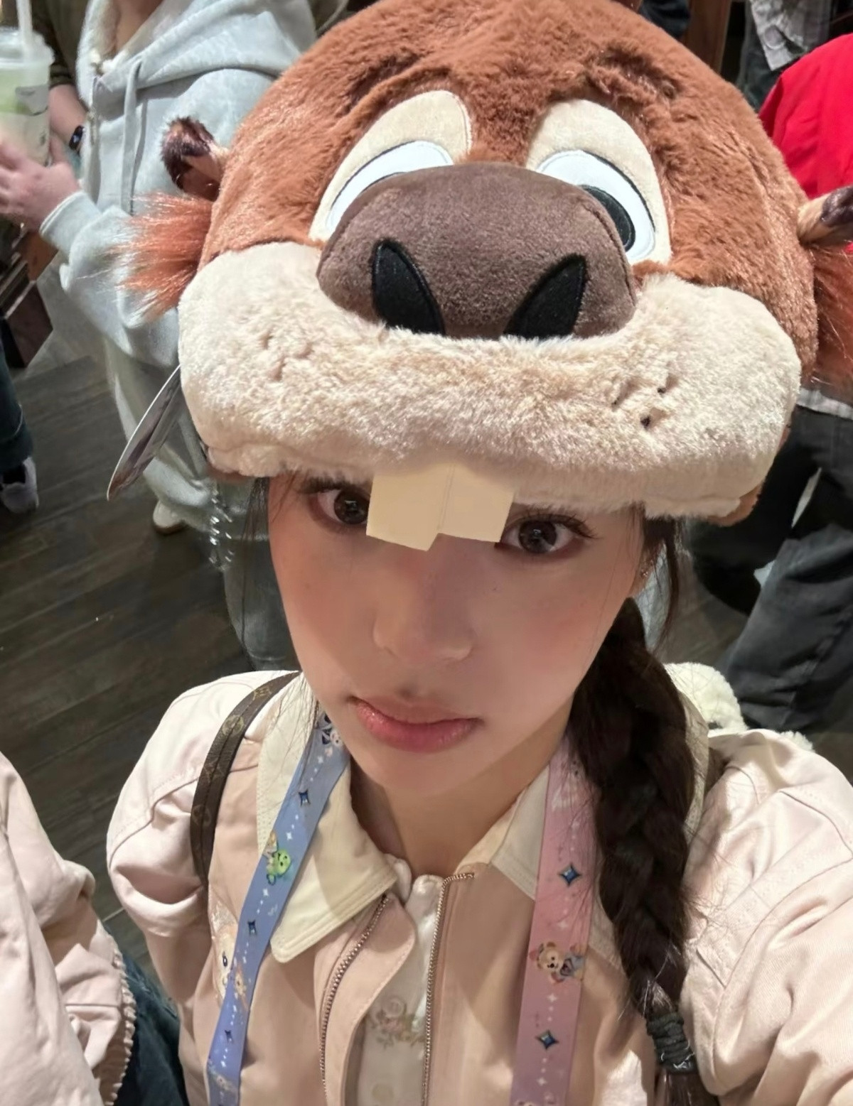 欧阳娜娜好体力，背着外甥小睦睦在迪士尼玩，小睦睦在1岁小孩里属于大只的了，欧阳娜