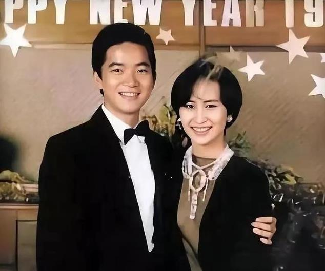 1990年，何超琼正在酒店和陈百强约会，突然接到酒店前台的电话：“何小姐，请你马