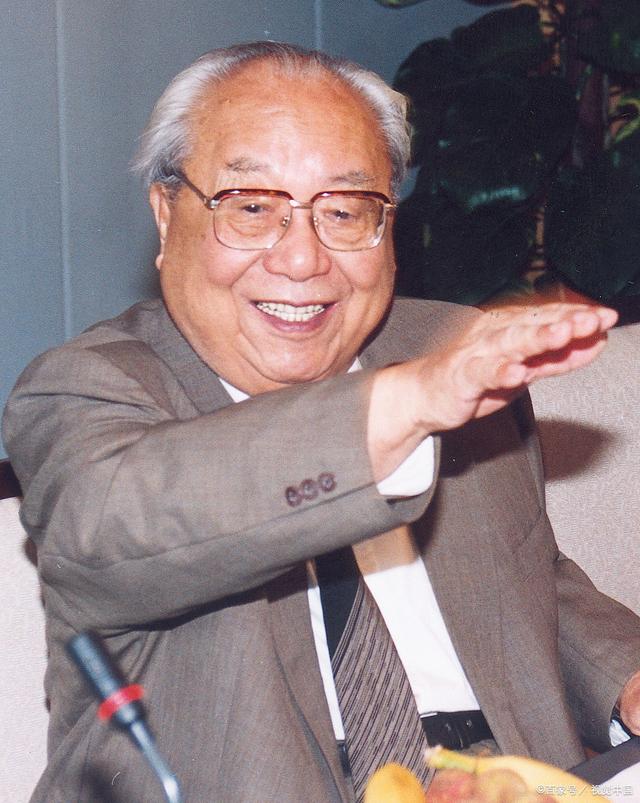 1998年，钱钟书因病离世，88岁的费孝通对杨绛展开了追求，没想到杨绛的一句话就