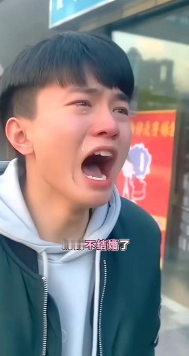 大街上儿子哭得撕心裂肺：“妈，我不结婚了，买不起房，没人愿意跟我过…”妈妈心疼得