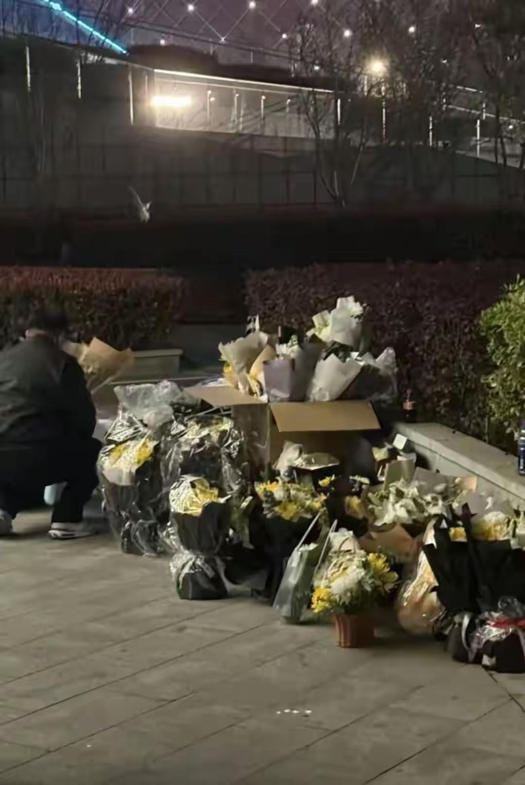 张雪峰生前在这么受争议，他都是一个值得尊敬的人。看看他走之后公司门口摆满的花