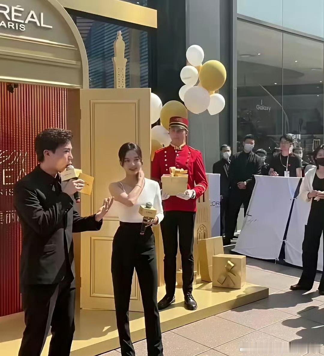 一直以为辛芷蕾身材很有气场、块头偏大，没想到真人居然这么瘦