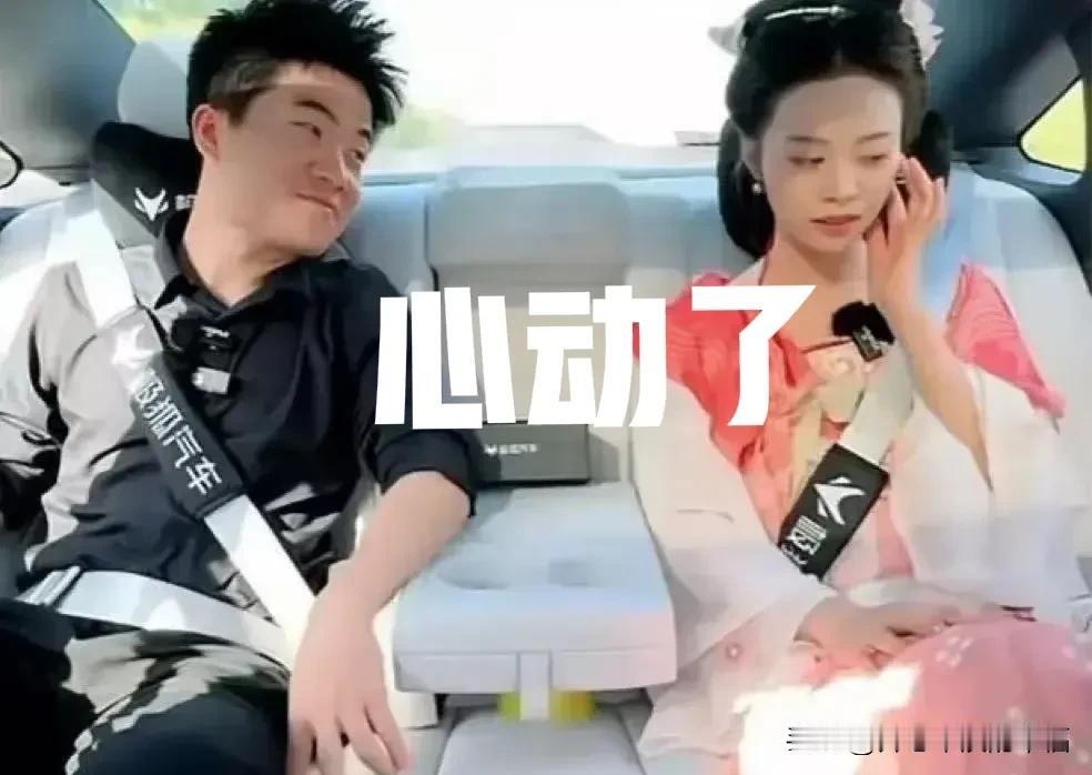 你就说这眼神董宇辉动心过没[红脸笑]把小贝都看害羞了，看得出只要董宇辉勇敢点大胆点