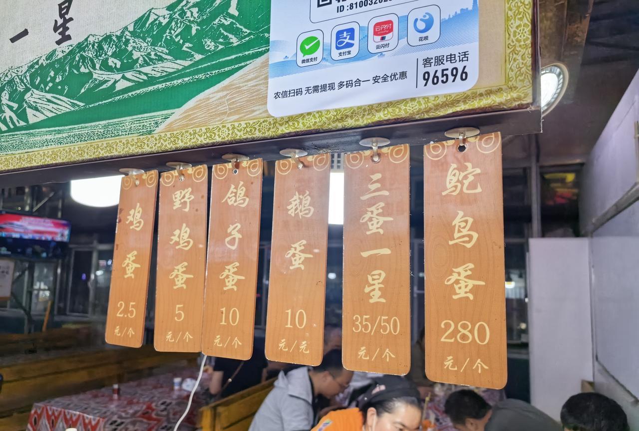 回程前，必须在和田夜市好好搓一顿！这里简直是美食的天堂。夜幕一降临，夜市就热闹起