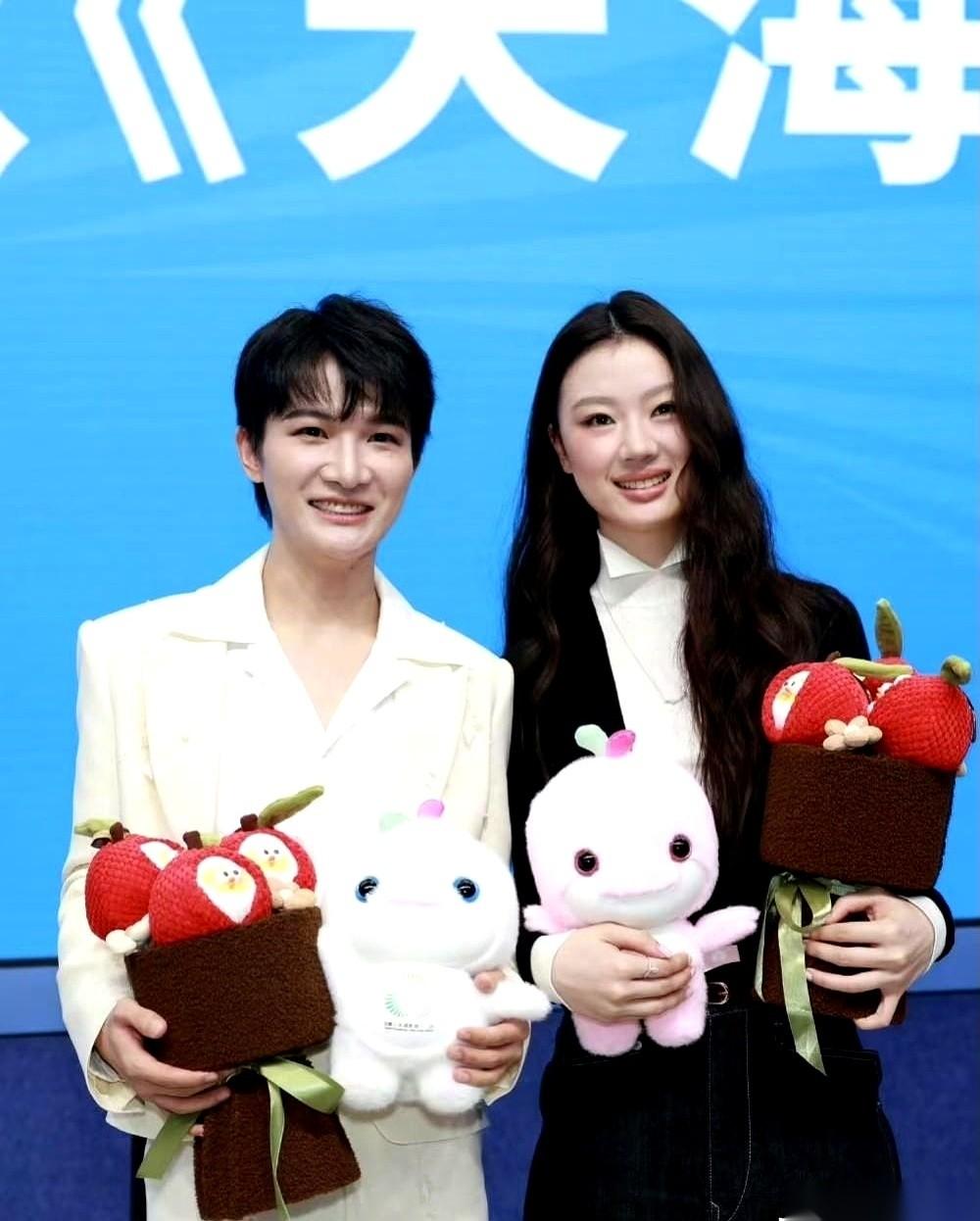 周深一张嘴，网上就炸了。说他给全运会唱歌，声音“没有阳刚之气”，是整场晚会的“