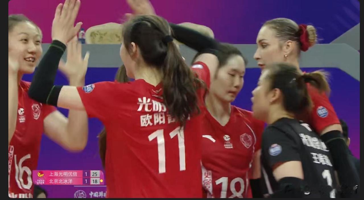 上海女排第三局赢在了拦网啊，两边的二传手轮着发疯，这局又轮到了北京女排二传手邹佳