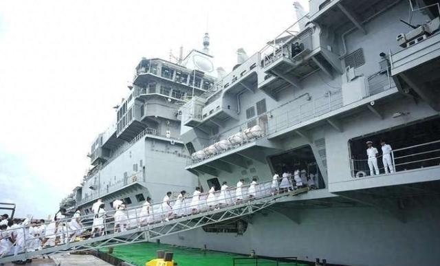 2025年军工圈的搞笑名场面被印度这艘航母直接焊死了，11月印度吹了十几年的首艘