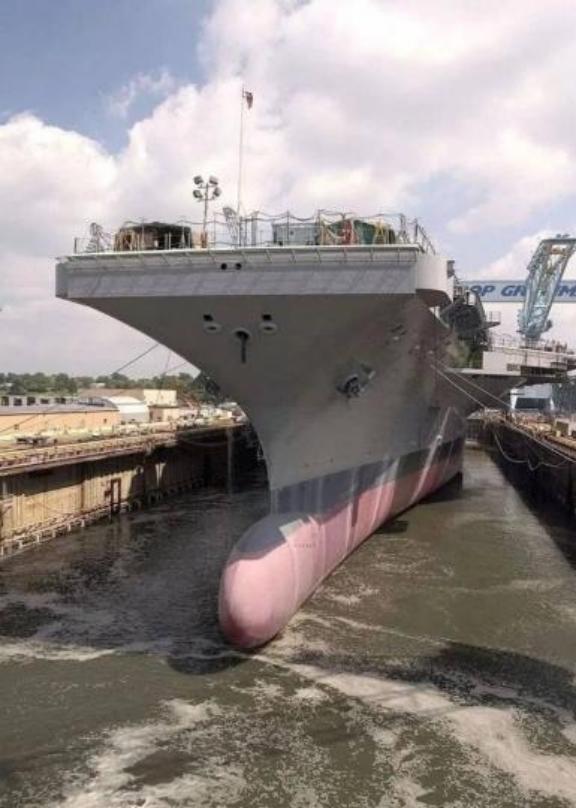 航母上宽下窄，为什么不会发生侧翻？因为水底下的航母，才是航空母舰的技术精髓。