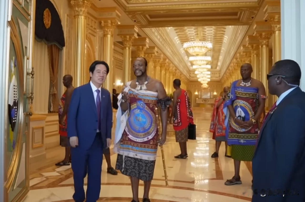 赖清德窜访斯威士兰时候，让人们得以一窥斯威士兰这个奇葩小国。该国部长们穿的床单围