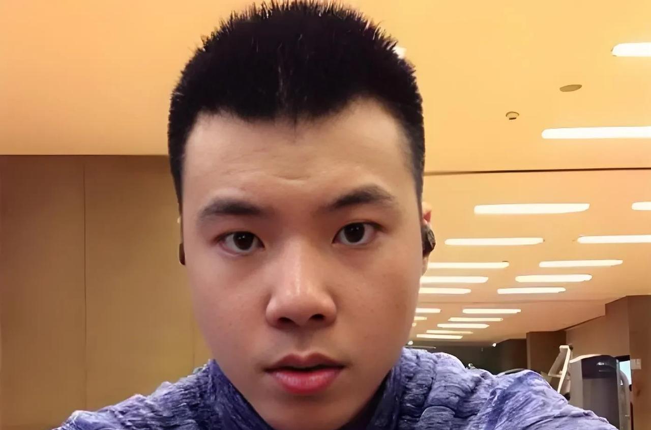 这是黄奕的第二任丈夫，小黄奕七岁的黄毅清。黄奕找的老公都是有钱人。第一任丈夫姜