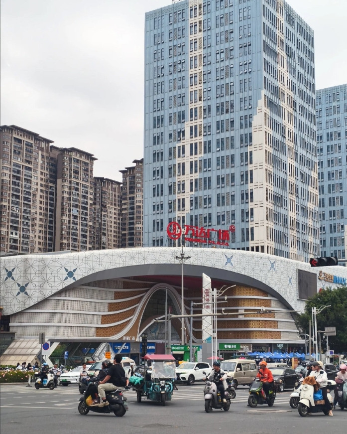 这就是王健林卖掉的其中一座万达广场，南宁江南万达。这座万达广场生意火爆，绝对是
