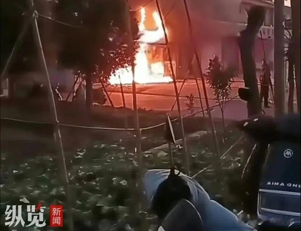 11月21日下午5点左右，江苏扬州市江都区丁伙镇新庄村的二层办公楼突然起火。在网