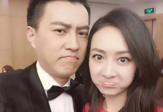 靳东有一个姐姐一个妹妹，姐姐由于身高原因，成为了一名篮球运动员