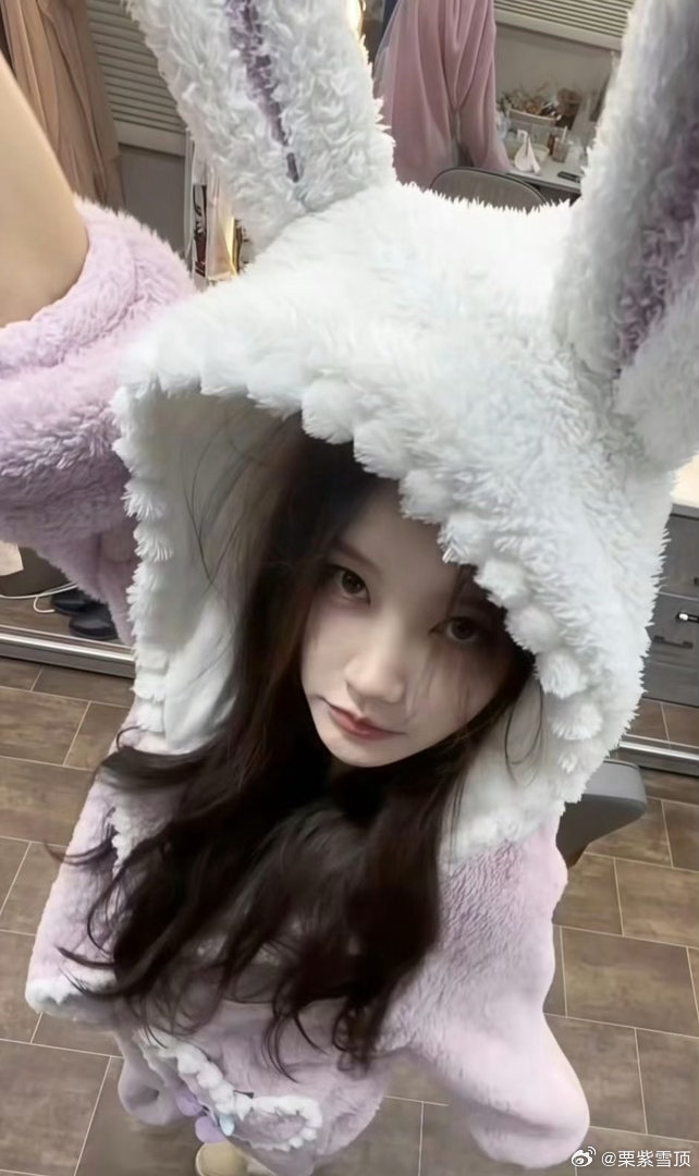 网友医院偶遇李一桐网友在医院偶遇李一桐，整个人都是被搀扶着进的医院、身上还穿着